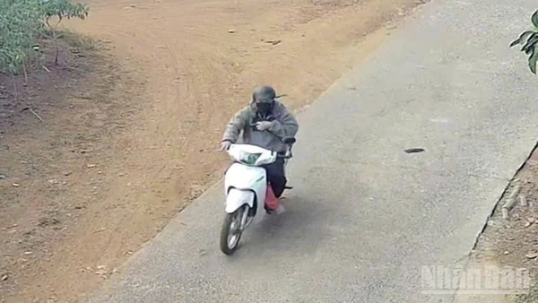 Đối tượng Phan Bảo Nhật tẩu thoát bằng xe máy sau khi cướp tiệm vàng Toàn Hằng tại thôn 3, xã Nhân Cơ, Lâm Đồng.