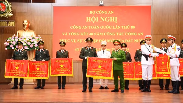 Công an Thừa Thiên Huế (nay là thành phố Huế) được Bộ Công an tặng Cờ thi đua đơn vị đầu phong trào thi đua năm 2024.