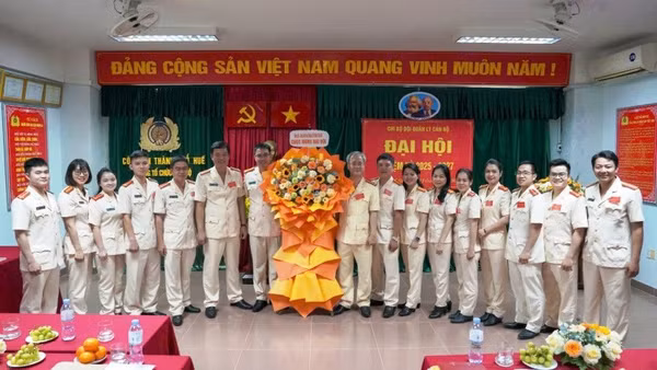 Chi bộ Đội Quản lý cán bộ - Đảng bộ cơ sở Phòng Tổ chức cán bộ (Công an thành phố Huế) 7 lần được khen thưởng.