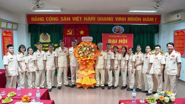 Chi bộ Đội Quản lý cán bộ - Đảng bộ cơ sở Phòng Tổ chức cán bộ (Công an thành phố Huế) 7 lần được khen thưởng.