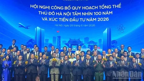 Các nhà đầu tư nhận hoa chúc mừng tại hội nghị. (Ảnh: Báo Nhân Dân)