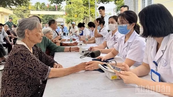 Thành phố Hà Nội làm tốt công tác khám, chữa bệnh cho người dân. (Ảnh: Báo Nhân Dân) 