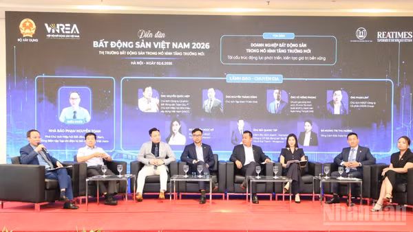 Các diễn giả trao đổi chuyên sâu tại tọa đàm cấp cao phiên 2 với chủ đề “Cơ chế, chính sách phát triển nhanh thị trường nhà ở cho thuê giá hợp lý: Động lực mới cho an sinh nhà ở và phát triển đô thị bền vững”. (Ảnh: HNV)