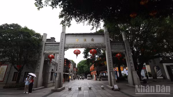Cổng chào bằng đá uy nghiêm dẫn vào Nam Hậu Nhai - trục đường xương sống sầm uất nhất của di sản Tam Phường Thất Hạng, nơi phân định ranh giới giữa ba hẻm (phía tây) và bảy ngõ (phía đông).