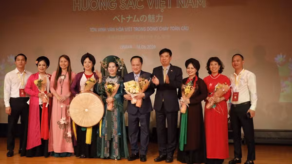 Các đại biểu chụp ảnh cùng các nghệ sĩ tham gia chương trình nghệ thuật đặc biệt Việt Nam-Nhật Bản với chủ đề “Hương sắc Việt Nam".