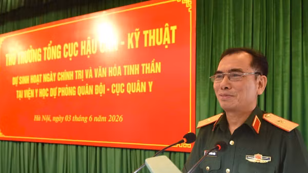 Thiếu tướng Nguyễn Đình Chiêu phát biểu động viên cán bộ, nhân viên, chiến sĩ tại buổi sinh hoạt. (Ảnh: Mai Tâm)
