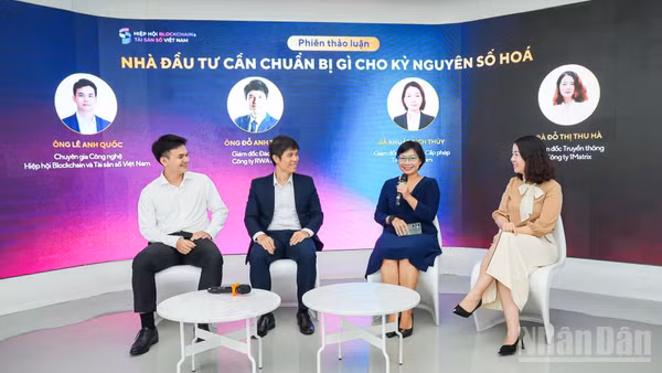 (Từ trái qua phải): ông Lê Anh Quốc, ông Đỗ Anh Tuấn, bà Khuất Bích Thủy và bà Đỗ Thị Thu Hà tham gia thảo luận về những yếu tố nhà đầu tư cần chuẩn bị cho kỷ nguyên số hóa. (Ảnh: HNV)