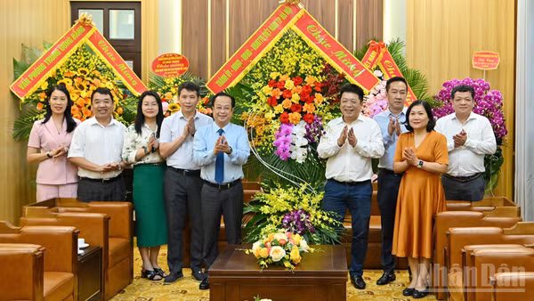 Đồng chí Quế Đình Nguyên, Ủy viên Ban Chấp hành Đảng bộ các cơ quan Đảng Trung ương, Phó Tổng Biên tập tiếp đoàn công tác thành phố Hà Nội do đồng chí Trần Thế Cương, Ủy viên Ban thường vụ thành ủy Hà Nội, Phó Chủ tịch thường trực Hội đồng nhân dân thành phố Hà Nội làm Trưởng đoàn. (Ảnh: THỦY NGUYÊN)