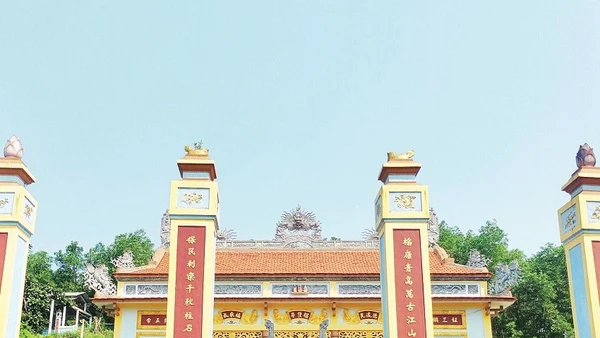 Đình làng Lựu Bảo đầy trang nghiêm.