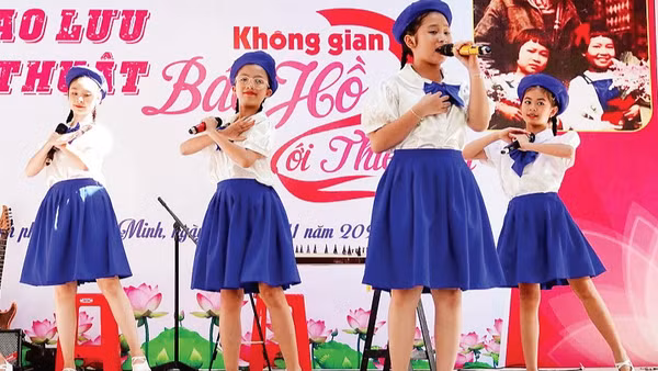 Các em thiếu nhi Nhà Thiếu nhi thành phố biểu diễn trong chương trình Giao lưu nghệ thuật Không gian Bác Hồ với thiếu nhi. (Ảnh THÚY BÌNH)