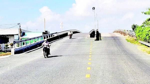 Đường đông-tây kết nối vùng sản xuất chuyên canh lúa-tôm trên địa bàn thành phố Cần Thơ.