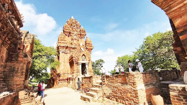 Nhiều du khách trẻ thích thú khi check-in tại Tháp Pô Klong Garai.