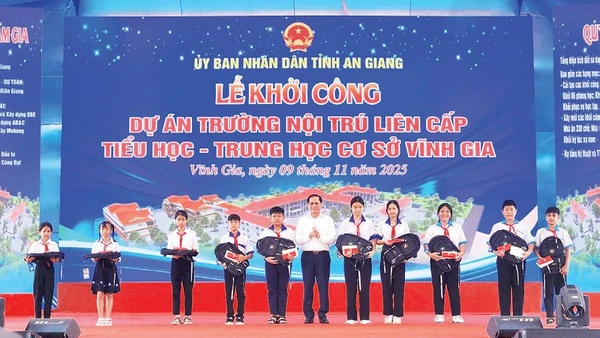 Phó Thủ tướng Chính phủ Bùi Thanh Sơn tặng quà cho học sinh có hoàn cảnh khó khăn của Trường trung học cơ sở Lương An Trà.