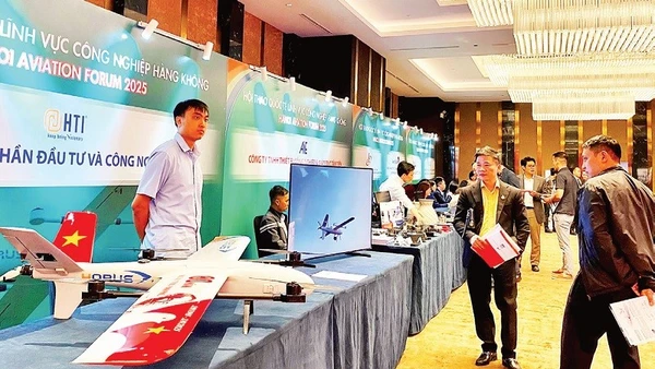 Các doanh nghiệp giới thiệu những sản phẩm, công nghệ mới tại Hội thảo quốc tế lĩnh vực công nghiệp hàng không năm 2025 do thành phố Hà Nội tổ chức.