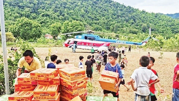 Hàng chục tấn hàng hóa cứu trợ được trực thăng vận chuyển đến bà con vùng lũ tây Nghệ An.