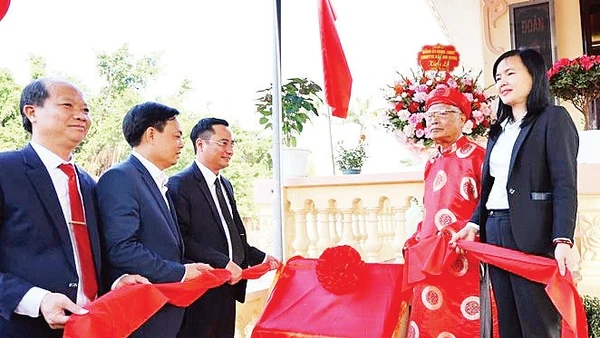 Lãnh đạo xã Tam Hưng thực hiện nghi lễ gắn biển công trình Nhà tưởng niệm Chủ tịch Hồ Chí Minh nhân kỷ niệm 79 năm Ngày Toàn quốc kháng chiến.