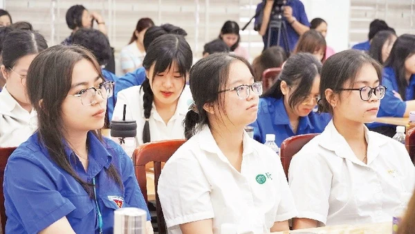 Bạn trẻ tham gia diễn đàn “Lắng nghe thanh niên nói về vấn đề mức sinh thấp tại Thành phố Hồ Chí Minh” năm 2025.