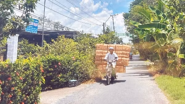 Người dân xã Hòa Long chở lọp đi giao cho khách.