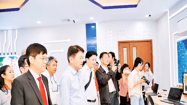 Các nhà đầu tư đến từ Thái Lan tham quan, tìm hiểu nguồn nhân lực chất lượng cao tại Trường đại học FPT Quy Nhơn.
