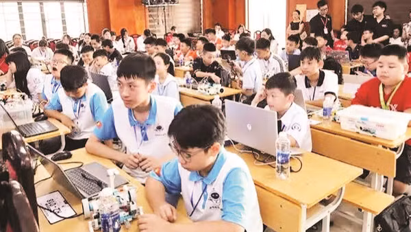 Cuộc thi “Robocon tỉnh Nghệ An” lần thứ I năm 2026 thu hút gần 60 học sinh là thanh, thiếu niên trên địa bàn tỉnh (Ảnh ĐÌNH PHƯỢNG)