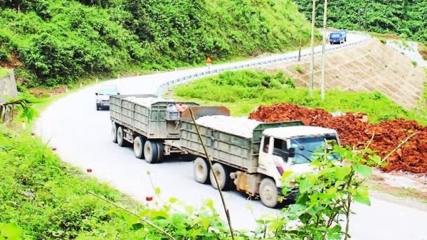 Một đoạn Quốc lộ 12A qua xã Dân Hóa, tỉnh Quảng Trị.