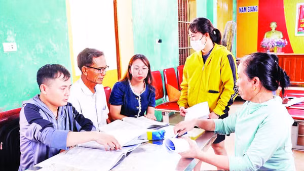 Cán bộ địa phương xuống khối, xóm, bản hướng dẫn kê khai, hoàn thiện hồ sơ đất đai.