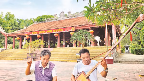 Đền thờ Chiêu Văn vương Trần Nhật Duật tọa lạc dưới chân núi Văn Trinh, xã Quảng Ngọc, tỉnh Thanh Hóa.