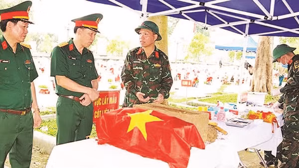 Lãnh đạo Bộ Chỉ huy quân sự tỉnh Thanh Hóa giám sát hoạt động lấy mẫu hài cốt liệt sĩ. (Ảnh: BỘ CHỈ HUY QUÂN SỰ TỈNH THANH HÓA)