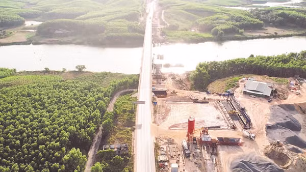 Tuyến cao tốc bắc-nam phía đông đoạn Cam Lộ-La Sơn, nối tỉnh Quảng Trị với thành phố Huế, có tổng chiều dài gần 99 km. 