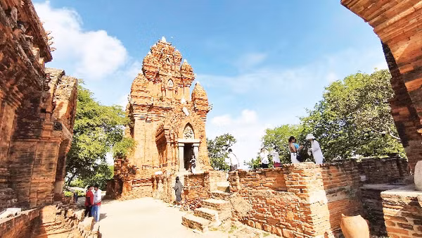 Nhiều du khách trẻ thích thú khi check-in tại Tháp Pô Klong Garai.