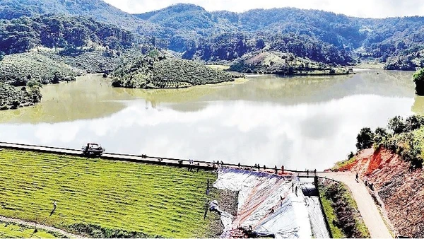 Lực lượng chức năng xử lý sự cố sạt trượt vai đập chính hồ thủy lợi Cay An, xã Tà Năng, tỉnh Lâm Đồng.