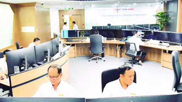 Điều độ viên trực tại Trung tâm điều độ hệ thống điện Thành phố Hồ Chí Minh.
