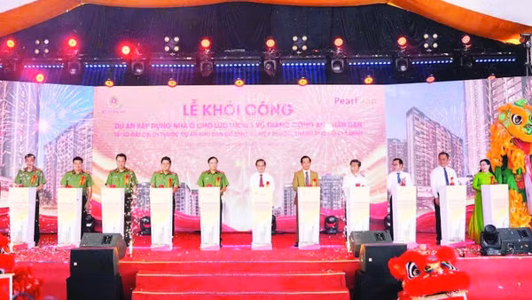 Công ty cổ phần Pearl Land khởi công dự án xây dựng nhà ở cho lực lượng vũ trang Công an nhân dân tại khu dân cư 28 ha, xã Hiệp Phước, Thành phố Hồ Chí Minh (Ảnh QUANG QUÝ)