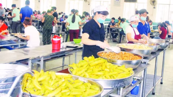 Bữa ăn công nhân tại một doanh nghiệp trên địa bàn Thành phố Hồ Chí Minh.