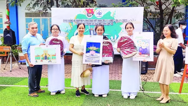 Cuộc thi vẽ của học sinh khối 10, Trường trung học phổ thông Nguyễn Du, Thành phố Hồ Chí Minh với chủ đề “Sắc màu” nhân Ngày Nhà giáo Việt Nam (Ảnh KHÁNH TRÌNH)