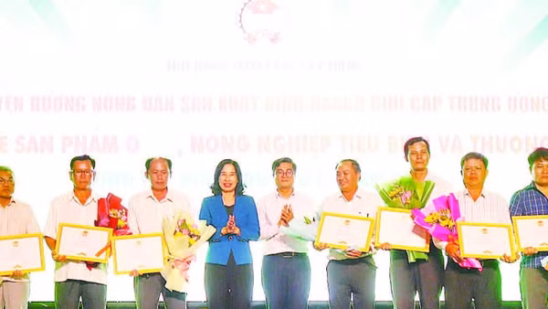 Lãnh đạo tỉnh, Hội đồng nhân dân và Hội Nông dân tỉnh Tây Ninh trao thưởng cho nông dân sản xuất, kinh doanh giỏi cấp Trung ương.