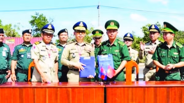 Lực lượng chức năng hai nước Việt Nam và Campuchia hoàn tất các thủ tục bàn giao công dân tại Cửa khẩu quốc tế Hoa Lư (xã Lộc Thạnh, tỉnh Đồng Nai).