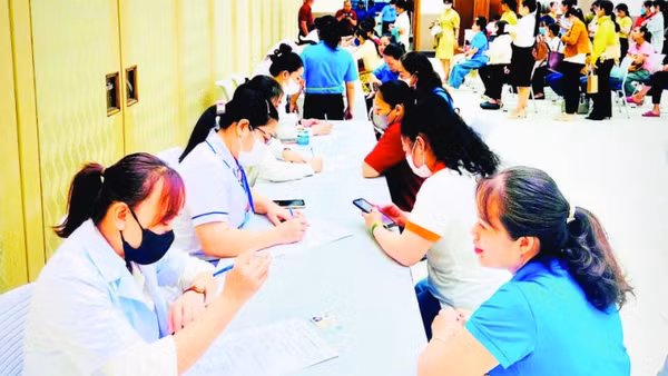 Tư vấn, chăm sóc và khám sức khỏe cho nữ đoàn viên, công nhân, viên chức, người lao động trên địa bàn Thành phố Hồ Chí Minh sáng 17/4.