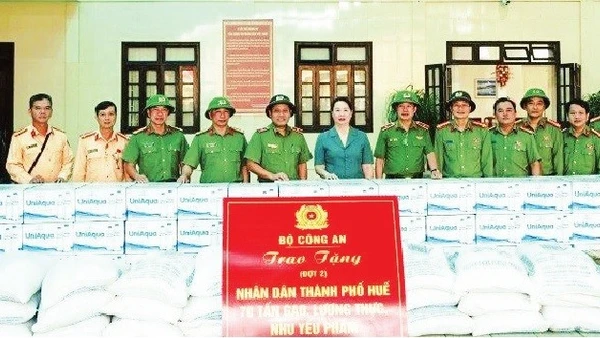 Thiếu tướng Nguyễn Hồng Nguyên (thứ 6 từ trái qua), Phó Chánh Văn phòng Bộ Công an trao 70 tấn gạo, lương thực và nhu yếu phẩm hỗ trợ người dân thành phố Huế. Ảnh HỒNG NHUNG