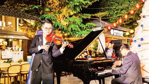 “Hà Nội đẹp sound” dẫn dắt cảm xúc của du khách bằng nghệ thuật âm nhạc.