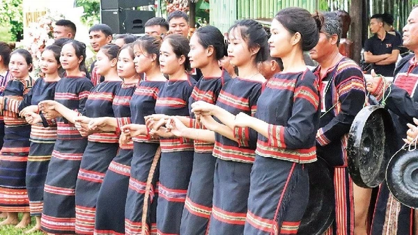 Các thiếu nữ Ê Đê tay trong tay thắt chặt tình đoàn kết trong Ngày hội Đại đoàn kết toàn dân tộc của buôn làng.