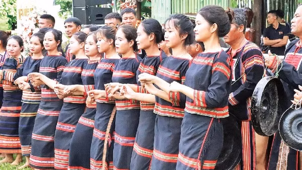 Các thiếu nữ Ê Đê tay trong tay thắt chặt tình đoàn kết trong Ngày hội Đại đoàn kết toàn dân tộc của buôn làng.