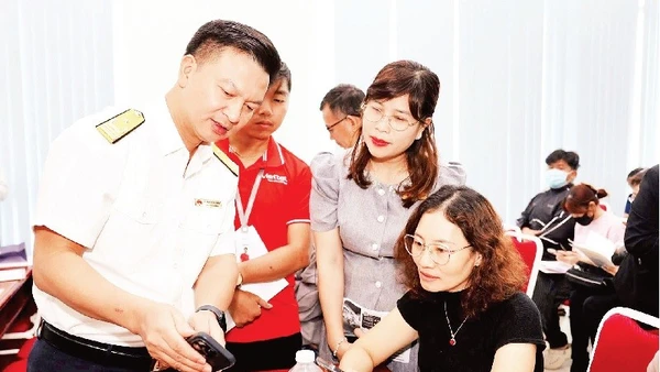 Lãnh đạo Thuế Thành phố Hồ Chí Minh hướng dẫn người nộp thuế các ứng dụng thuế.