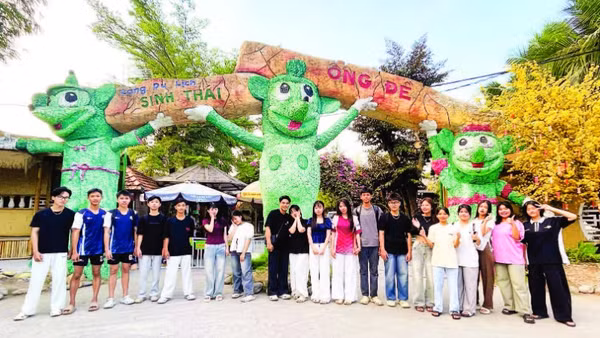 Làng du lịch sinh thái Ông Đề trên tuyến lộ Vòng Cung thu hút đông các bạn trẻ đến trải nghiệm.