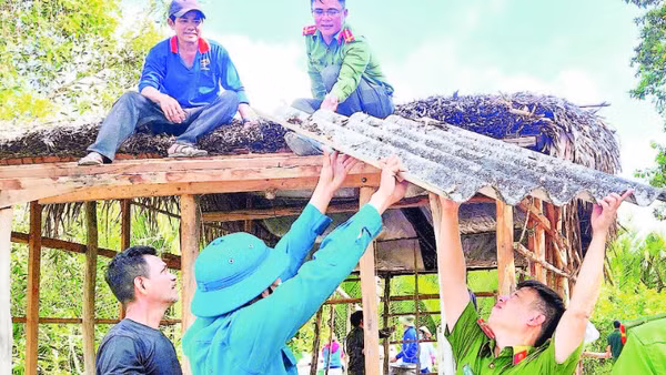 Công an xã Phước Long (tỉnh Cà Mau) phối hợp lực lượng hỗ trợ tháo dỡ nhà cũ, xây dựng nhà tình nghĩa cho người dân có hoàn cảnh khó khăn.