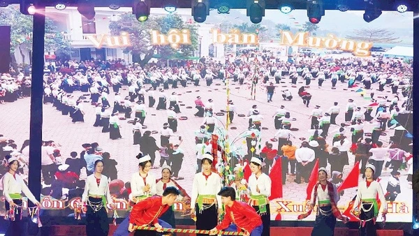 Tôn vinh nét đẹp văn hóa của đồng bào Mường tại Liên hoan Thôn, Tổ dân phố văn hóa tiêu biểu thành phố Hà Nội.