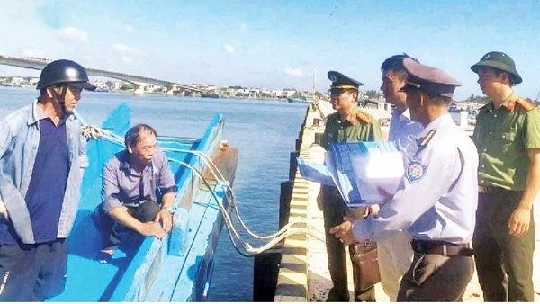 Công an tỉnh và thanh tra ngành Nông nghiệp-Môi trường Quảng Trị trao đổi với ngư dân về chống khai thác IUU.