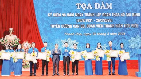 Đồng chí Hoàng Lường Tùng (thứ 5, từ phải qua) tại lễ tuyên dương cán bộ Đoàn tiêu biểu.