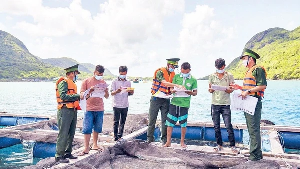 Tuổi trẻ Bộ đội Biên phòng thành phố tham gia tuyên truyền cho ngư dân về khai thác thủy sản hợp pháp. (Ảnh BP)