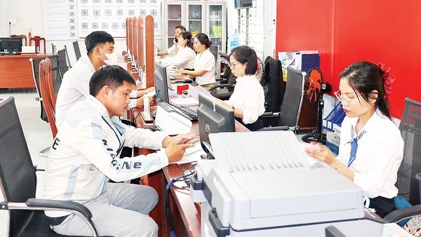 Cán bộ Trung tâm Phục vụ hành chính công xã Sa Thầy tận tình giải quyết thủ tục hành chính cho người dân.